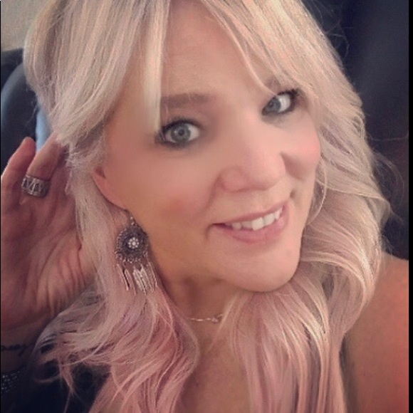 Meet your Posher, Jennifer - Picture 1 of 1